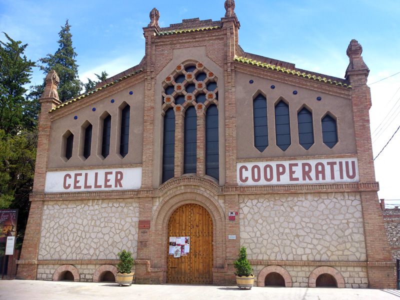 Façana del Celler Cooperatiu de Cornudella. Foto: Carles X. Cabós, abril 2014.