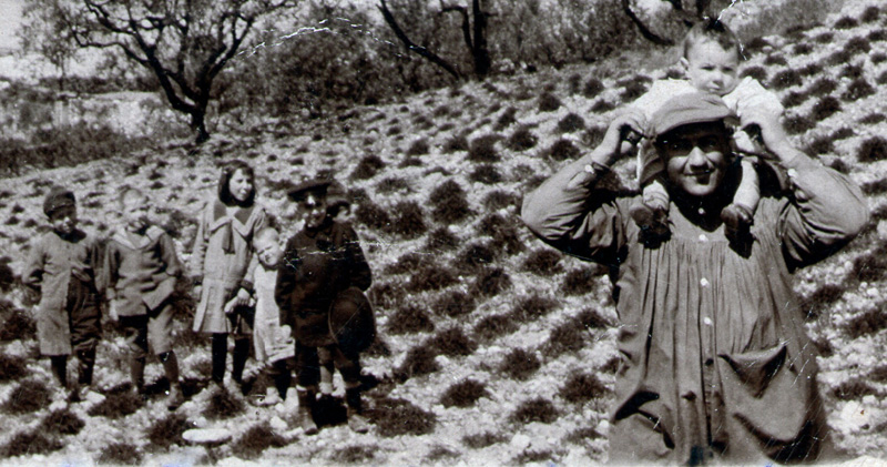 Vista parcial de Cornudella des de sota el carrer de la Miranda (1930-1940 ?)