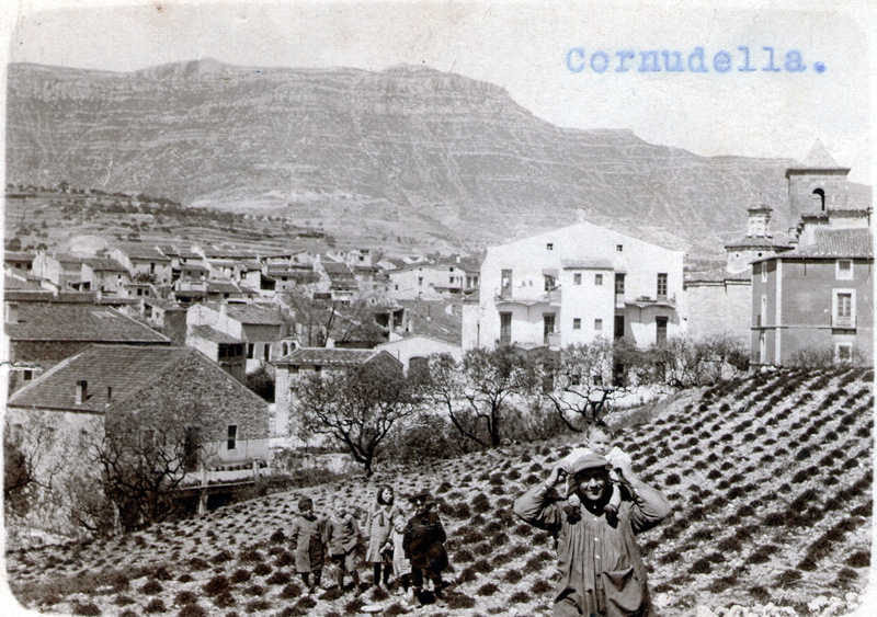 Vista parcial de Cornudella des de sota el carrer de la Miranda (1930-1940 ?)