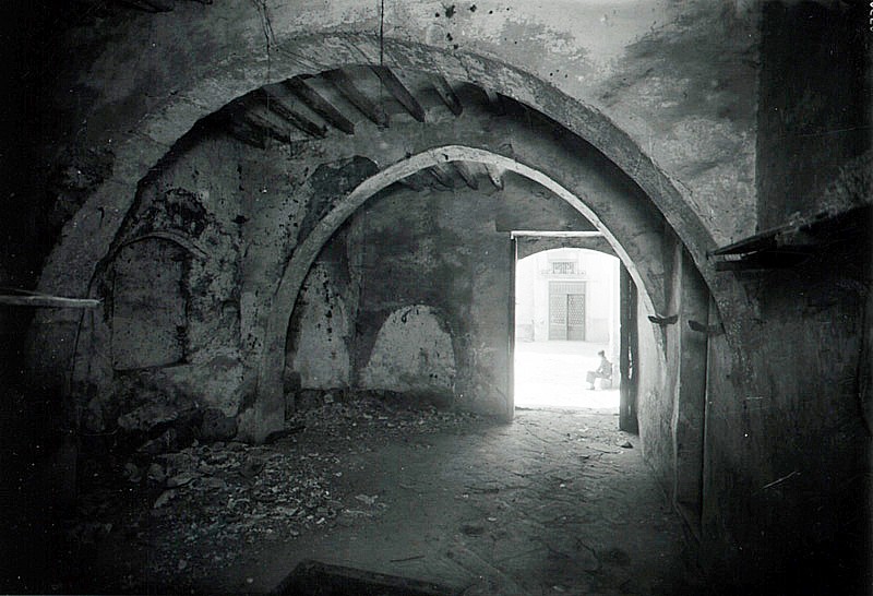 Arcades de cal Botifarrer, a la Plaça de la Vila (1934)