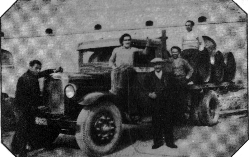Treballadors de la Cooperativa carregant bótes (1936, aprox.)