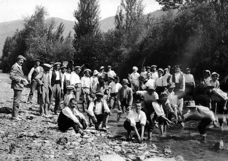 Colla "Els Campestres", excursió al riu (1914)