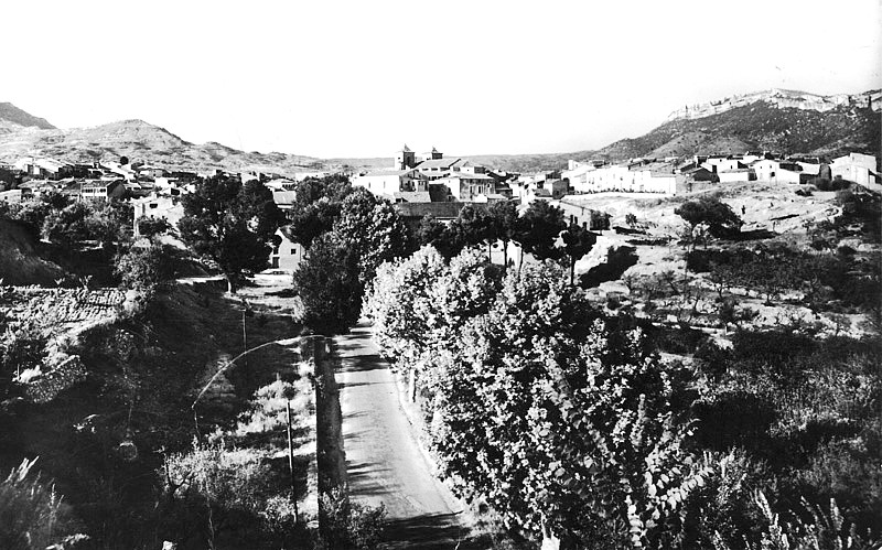 Entrada a Cornudella per la carretera de Reus (dècada1950)