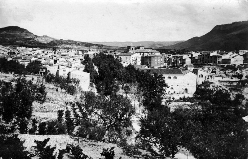 Entrada a Cornudella per la carretera de Reus (dècades 1930 – 1940 ?)