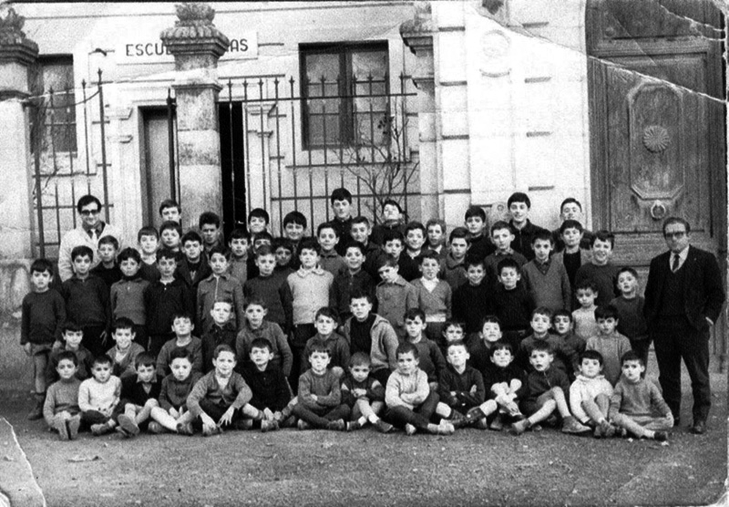 Grup de nens a la porta de l'escola (finals dècada dels 60, aprox.)