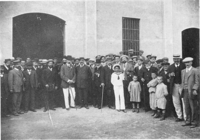 Autoritats i socis a la inauguració de la fàbrica d'alcohol (1909)