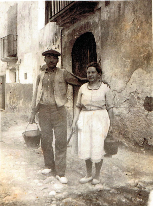 Francisco Miró Gil (Cal Neulat) al carrer Sant Antoni, davant la portalada de ca la Xima, que és la senyora de la foto. Data: cap a 1920.