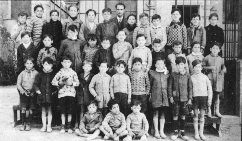 Nens de l'escola amb el seu mestre (1925 - 1930 aprox.)