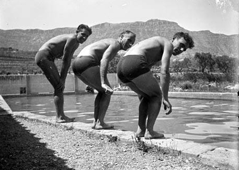 Tres homes amb banyador a la piscina (entre 1925 i 1936)