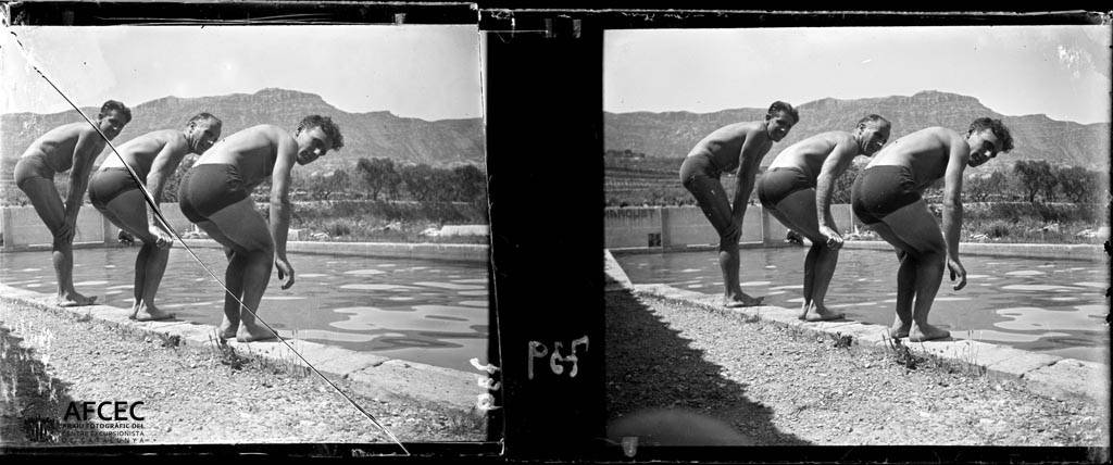 Tres homes amb banyador a la piscina (entre 1925 i 1936)