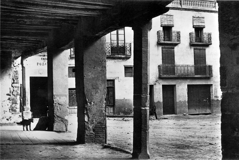 Sota els porxos de la Plaça (dècada 1940 ?)