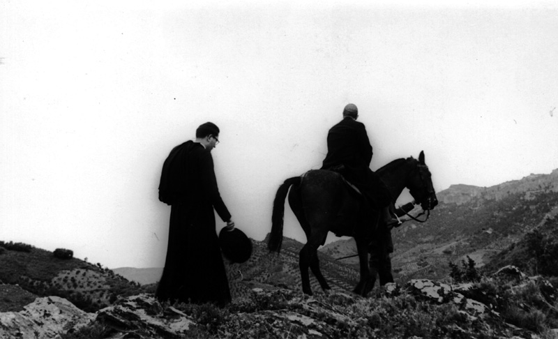 El cardenal Arriba y Castro pujant en mula al Jubileu Siurana (1952)